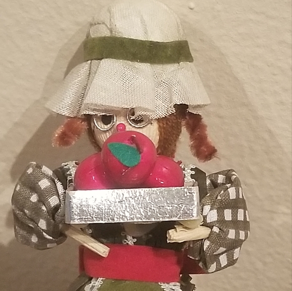 Vintage CORN HUSK DOLL with box of apples, Kurt Adler Doll - Picture 5 of 12
